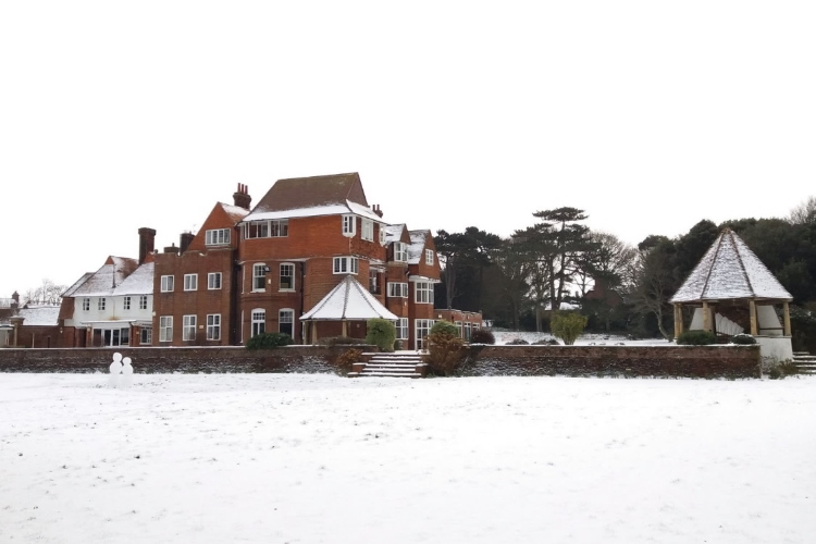 Overstrand Pleasaunce snow 750